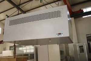潔凈層流罩有風(fēng)機(jī)內(nèi)裝和風(fēng)機(jī)外接兩種，安裝方式有懸掛式和落地支架式兩種